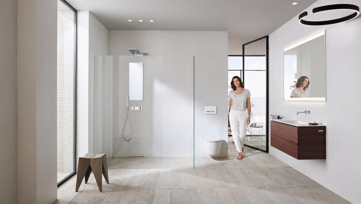 Salle de bains Geberit ONE avec céramique et meuble de salle de bains de couleur blanche (© Geberit)