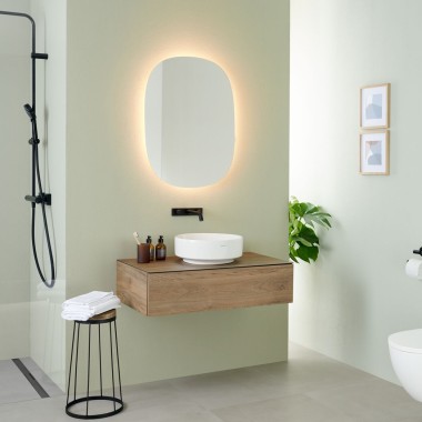 Miroir ovale Geberit Option avec vasque à poser VariForm et meuble de salle de bains