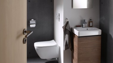 Petite salle de bains avec lavabo de la ligne Geberit Smyle et miroir Geberit Option