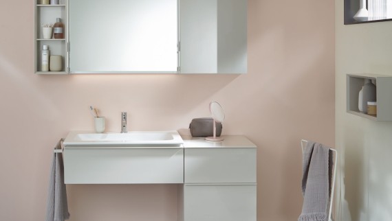 Espace lavabo Geberit iCon avec meuble latéral et étagère ouverte