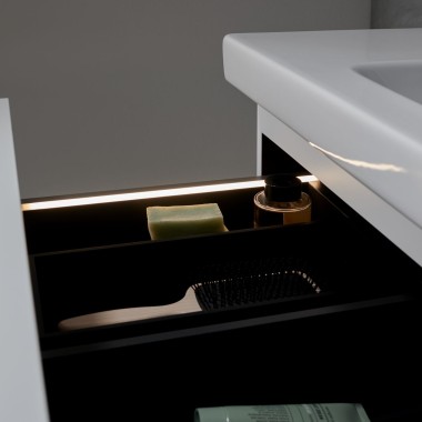 Meuble de salle de bains Geberit iCon avec bandes lumineuses intégrées