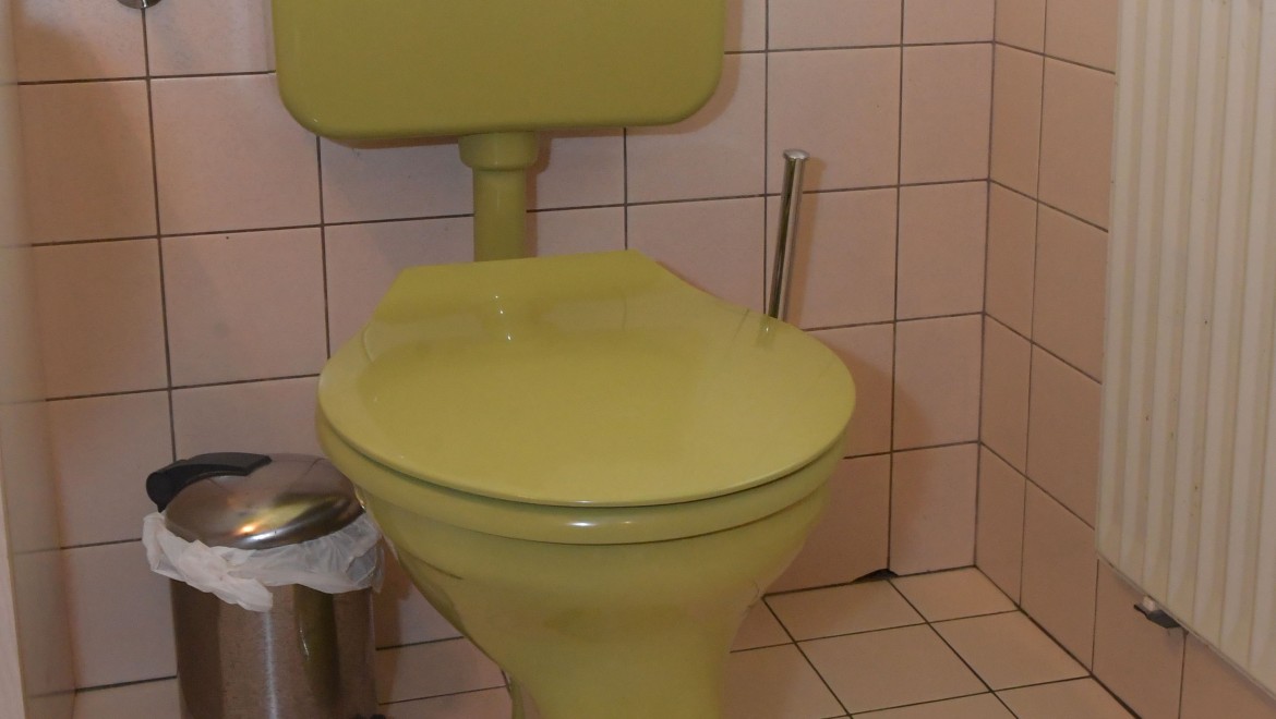 Lʼancien WC avec réservoir apparent dans la salle de bains dʼinvité