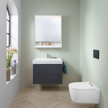Petite salle de bains menthe avec meuble sous lavabo gris velouté, armoire de toilette, plaque de déclenchement et céramiques sanitaires de Geberit