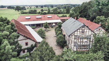 Pour « Le champ des possibles », les constructeurs ont trouvé une maison dans le nord de l’Allemagne. Le vaste terrain comprend plusieurs bâtiments, parmi lesquels une maison à colombages (© Geberit)