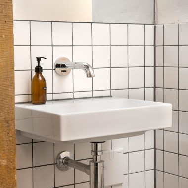 Les robinets à commande électronique Geberit Piave dans les locaux sanitaires sont particulièrement hygiéniques. Aucun contact manuel n’est nécessaire pour faire fonctionner le robinet (© Geberit)