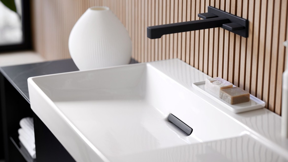 Lavabo avec une robinetterie, des meubles et des accessoires de couleur noir