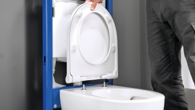 L’abattant WC est aligné et fixé confortablement par le dessus, sans gabarit.