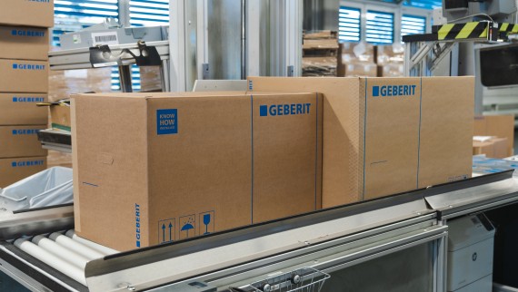 Nouvel emballage plus petit (à gauche) pour les WC lavants par rapport à l'ancienne boîte en carton (à droite) ( © Julia Dunlop) Nouvel emballage plus petit (à gauche) pour les WC lavants par rapport à l'ancienne boîte en carton (à droite) ( © Julia Dunlop)