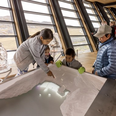 Enfants dans l’exposition de l’Icefjord Centre d’Ilulissat (© Adam Mørk)