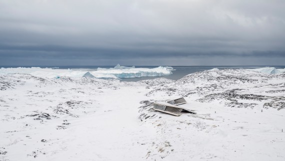 L’Icefjord Centre est l’unique édifice au milieu de ce paysage polaire (© Adam Mørk)