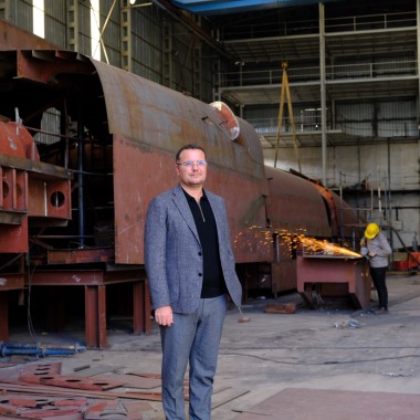 Le directeur général Onun Tekir dans l’un des ateliers du chantier naval ADA Yachting à Bodrum. Un yacht de 50 mètres y est en construction pour un client italien (© Serkan Ali Çiftçi)