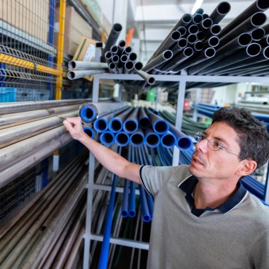 Timothy Grünberg, codirecteur général du chantier naval Su Marine à Istanbul, devant une pile de tubes Geberit Mapress CuNiFe (© Mustafa Ünlü)